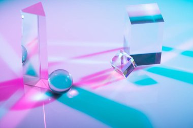 Optik cam kristal prizması. Çoklu renkli holografik ışık efekti