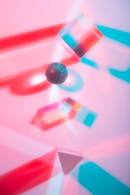 Optik cam kristal prizması. Çoklu renkli holografik ışık efekti