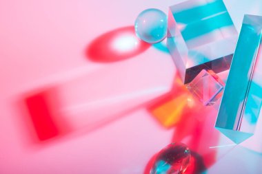 Optik cam kristal prizması. Çoklu renkli holografik ışık efekti