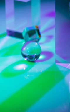 Optik cam kristal prizması. Çoklu renkli holografik ışık efekti