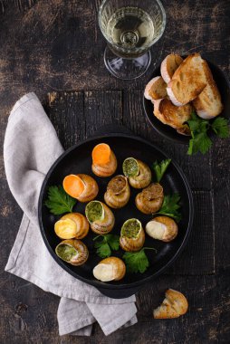 Fırında salyangoz ve ekmek. Geleneksel Fransız yemeği.