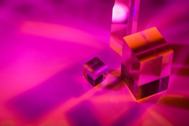 Optik cam kristal prizması. Çoklu renkli holografik ışık efekti