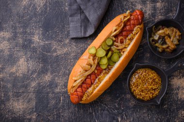 Sosisli ve sebzeli sosisli sandviç, geleneksel Amerikan sokak yemeği.