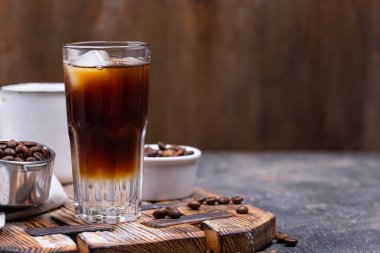 Buzlu espresso toniği, modaya uygun kahve içeceği.