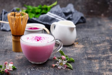 Sütlü pembe kibrit latte. Ejderha meyve tozundan moda içecek.