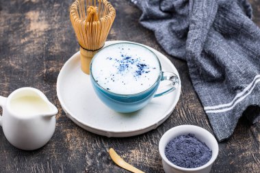 Sütlü mavi kibritli latte. Kelebek bezelyesinden moda içecek