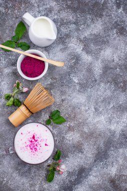 Sütlü pembe kibrit latte. Ejderha meyve tozundan moda içecek.