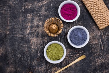 Moda içki pişirmek için yeşil, mavi ve pembe kibrit tozu