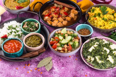 Hint yemeği çeşitleri. Biryani, palak paneer, chapati, dal, thali ve baharatlar