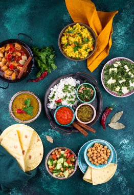 Hint yemeği çeşitleri. Biryani, palak paneer, chapati, dal, thali ve baharatlar