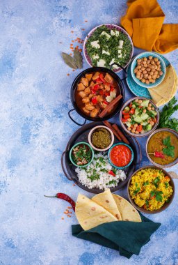 Hint yemeği çeşitleri. Biryani, palak paneer, chapati, dal, thali ve baharatlar