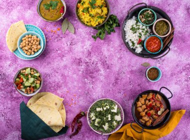 Hint yemeği çeşitleri. Biryani, palak paneer, chapati, dal, thali ve baharatlar