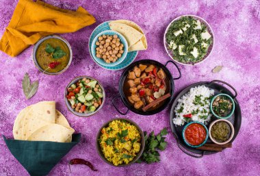 Hint yemeği çeşitleri. Biryani, palak paneer, chapati, dal, thali ve baharatlar