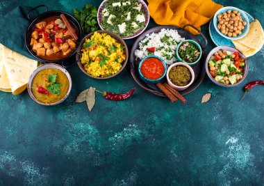 Hint yemeği çeşitleri. Biryani, palak paneer, chapati, dal, thali ve baharatlar