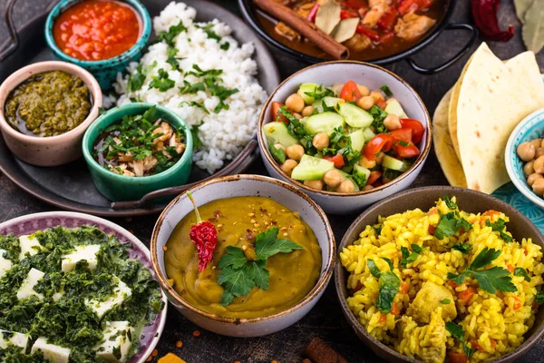 Indiai Ételekből Válogatva Biryani Palak Paneer Chapati Dal Thali Fűszerek — Stock Fotó