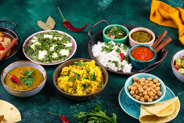 Hint yemeği çeşitleri. Biryani, palak paneer, chapati, dal, thali ve baharatlar