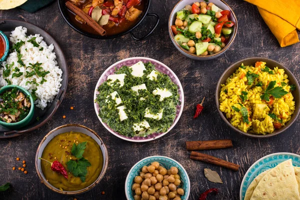 Indiai Ételekből Válogatva Biryani Palak Paneer Chapati Dal Thali Fűszerek — Stock Fotó