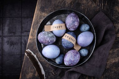 Mor ve mavi renkli amberçiçeği çayıyla boyanmış Paskalya yumurtaları.