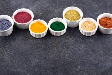 Çeşitli süper yiyecekler tozu. Acai, matcha, spirulina, zencefil, kurutulmuş yaban mersini ve zerdeçal