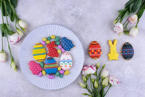 彩绘鸡蛋和兔子的复活节饼干 — 图库照片
