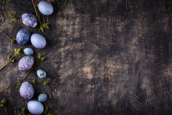 Slavnostní Velikonoční Vajíčka Malovaná Ibiškovým Čajem Purpurové Modré Barvě — Stock fotografie