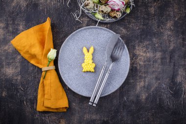 Paskalya bayramı sofrasında yumurta şeklinde kurabiyeler.