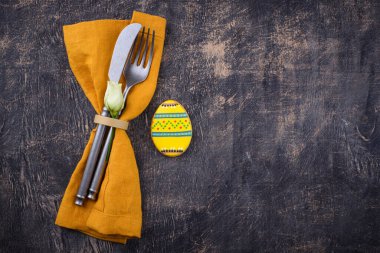 Paskalya bayramı sofrasında yumurta şeklinde kurabiyeler.