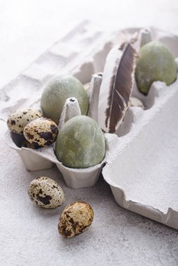 Yeşil renge boyanmış Paskalya yumurtaları