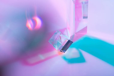 Optik cam kristal prizması. Çoklu renkli holografik ışık efekti