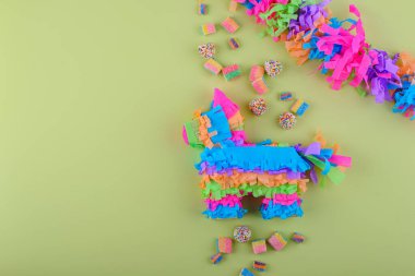 Eşek ya da at şeklinde geleneksel Meksika pinyatası.