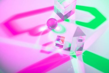 Optik cam kristal prizması. Çoklu renkli holografik ışık efekti