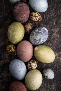 Doğal ekolojik renklerle boyanmış Paskalya yumurtaları.
