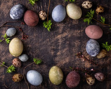 Doğal ekolojik renklerle boyanmış Paskalya yumurtaları.