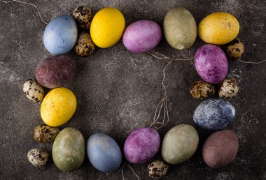 Doğal ekolojik renklerle boyanmış Paskalya yumurtaları.
