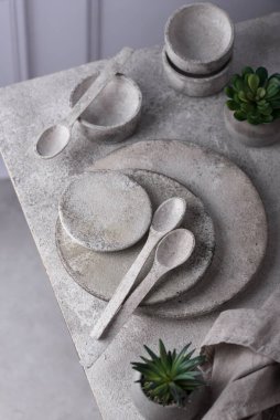 El yapımı beton tabaklar, kaseler ve kaşık.