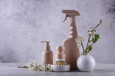 Şişelerle, fırçalarla ve süngerlerle çevre temizliği, sıfır atık sürdürülebilir kavram