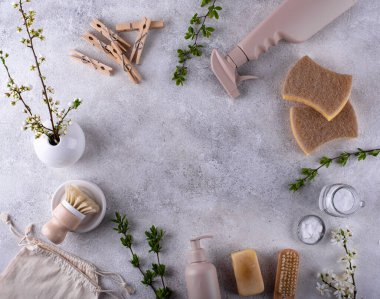 Şişelerle, fırçalarla ve süngerlerle çevre temizliği, sıfır atık sürdürülebilir kavram