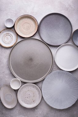 El yapımı seramik sofra takımı, tabaklar, kaseler ve bardaklar. İskandinav tarzı