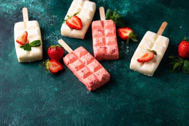 Yeşil arka planda naneli çilekli dondurma.