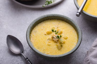 İskandinav iç kısımlarında kıymalı peynirli çizburger ve patates.