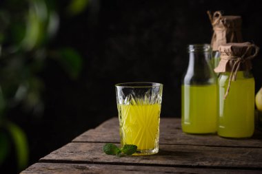 Geleneksel İtalyan limoncello ya da limonata ya da ev yapımı limonata.