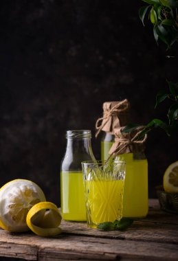 Geleneksel İtalyan limoncello ya da limonata ya da ev yapımı limonata.