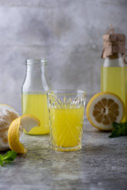 Geleneksel İtalyan limoncello ya da limonata ya da ev yapımı limonata.