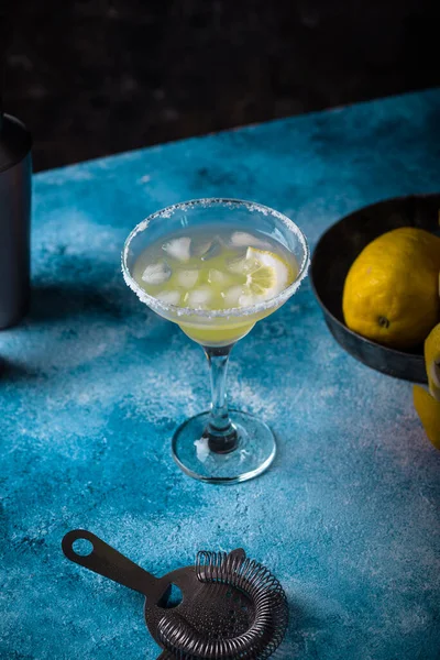 Agrumi Limone Margarita Martini Cocktail Sfondo Blu — Foto Stock