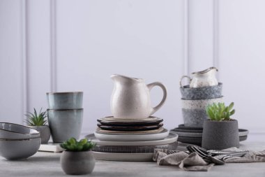 El yapımı seramik sofra takımı, tabaklar, kaseler ve bardaklar. İskandinav tarzı