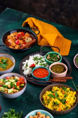 Hint yemeği çeşitleri. Biryani, palak paneer, chapati, dal, thali ve baharatlar