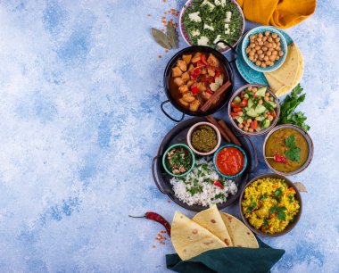 Hint yemeği çeşitleri. Biryani, palak paneer, chapati, dal, thali ve baharatlar