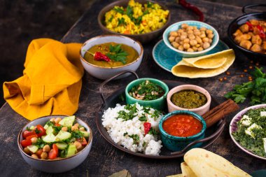 Hint yemeği çeşitleri. Biryani, palak paneer, chapati, dal, thali ve baharatlar