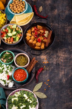 Hint yemeği çeşitleri. Biryani, palak paneer, chapati, dal, thali ve baharatlar