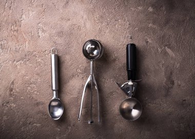 Farklı dondurma kepçeleri ya da kaşıklar.